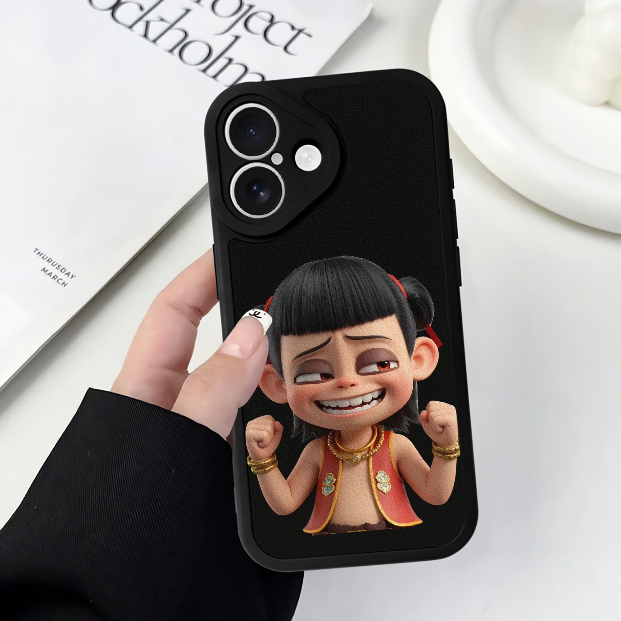 （画像用） Ne Zha 2 ナタ 魔童の大暴れ 【iPhone 16シリーズ対応】シリコンスマホケース（レザー調） 材質：シリコン